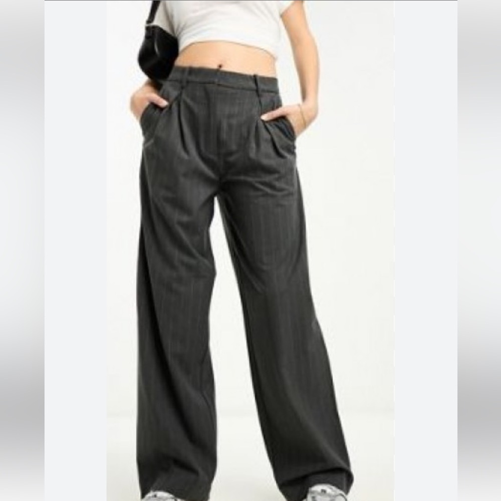 Women’s Straight pants.    Size 4.      Color  gray